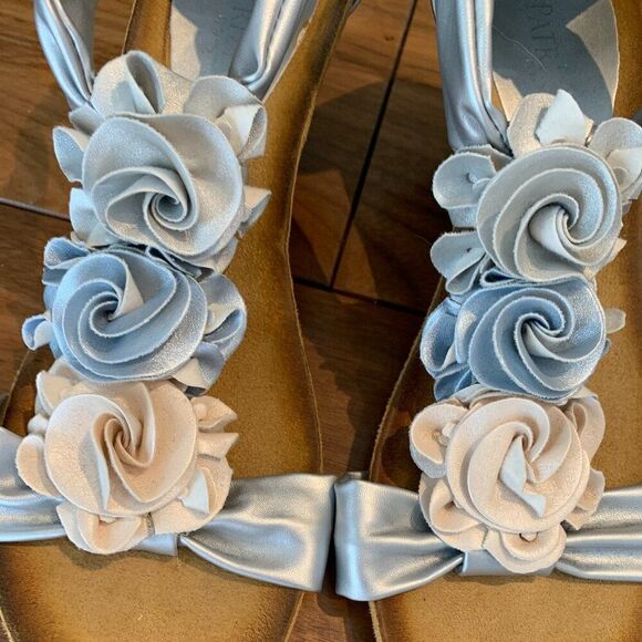 Shoe/sandal, wedge heel, size 39 or 8, never worn, metallic silver, roses detail - Picture 10 of 16